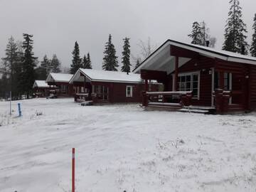 Фото номера Шале с двумя спальнями Кемпинги Ristijärven Pirtti Cottage Village г. Ристиярви 3